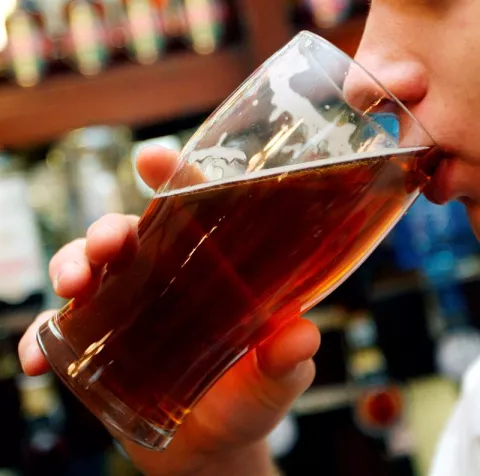 El consumo moderado de cerveza puede ayudar a reducir la hipertensión