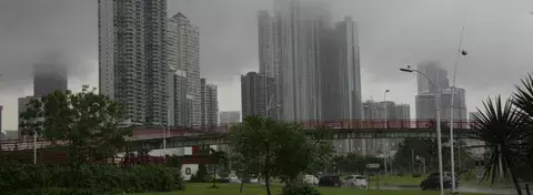 Sábado lluvioso: Niebla rodea la Cinta Costera 