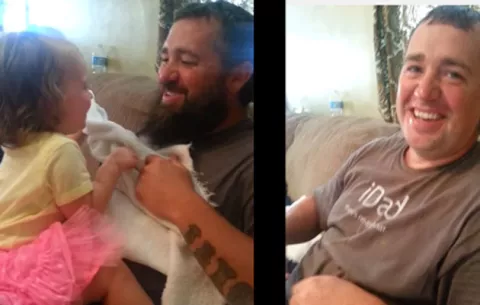 Reacción de beba cuando su padre afeita su barba larga