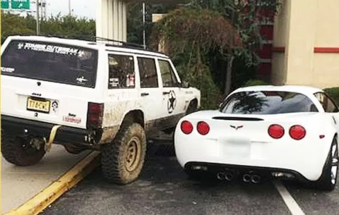 VIDEO Jeep avergüenza al conductor de este Corvette que tomó 2 estacionamientos