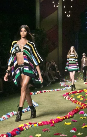Exquisita mezcla de masculinidad y feminidad en desfile de Tommy Hilfiger NYFW: FOTOS