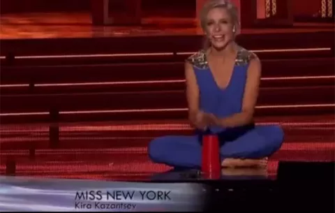 Un vaso desechable y la canción "Happy" le ayudó ganar la corona de belleza