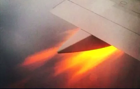 Video captura incendio del motor de un avión en pleno vuelo