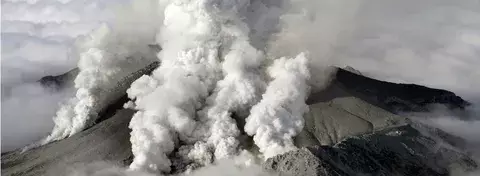 Volcán en Japón hace erupción sorprendiendo a escaladores