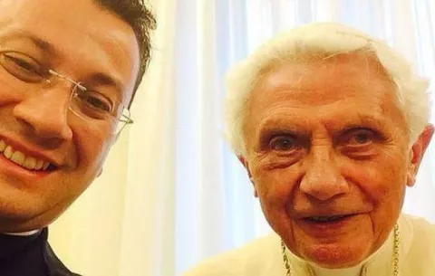 Difunden las primeras "autofotos" del papa emérito Benedicto XVI
