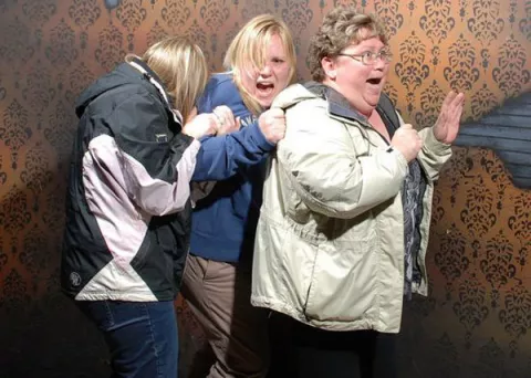 Captan los rostros de terror de visitantes en una atracción 