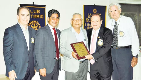 Club Rotario  reconoce al maestro  James Brooks