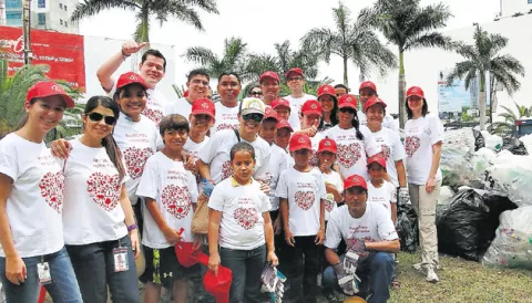Voluntarios de Coca-Cola limpiaron Costa del Este