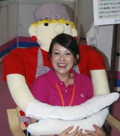 Japón presenta una "silla de los abrazos" para combatir la soledad