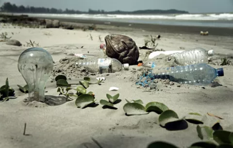 Cada año enferman 170 millones de personas por bañarse en mares contaminados