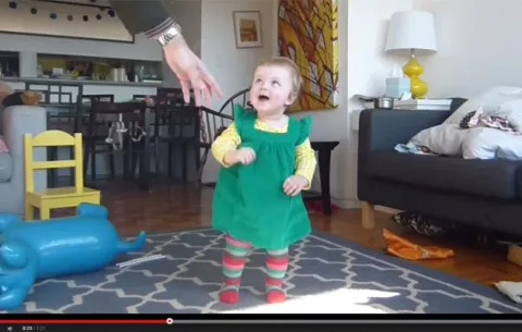 Video viral de una beba aprendiendo a caminar