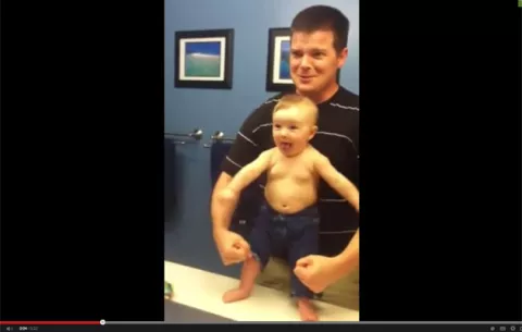 Video de bebé que copia a su papá haciendo músculos