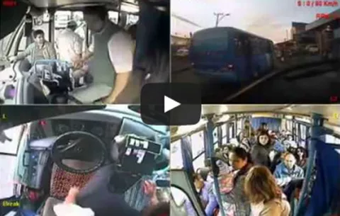 VIDEO Chófer de bus cede su silla a madre con dos hijos