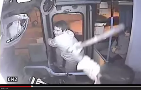 Video viral: Conductor se desquita a palos con ladrón en su bus
