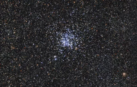 Un telescopio capta una imagen del Cúmulo del Pato Salvaje