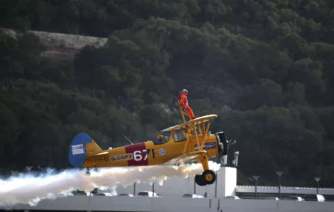 El acróbata de 94 años Tom Lackey sobrevuela Gibraltar atado a un avión