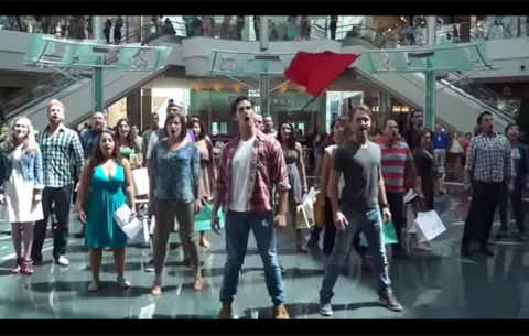 Un Flash Mob de Les Miserables se apodera de centro comercial