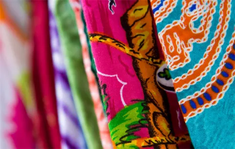 Algodón y textiles naturales vs telas que huelen a goma