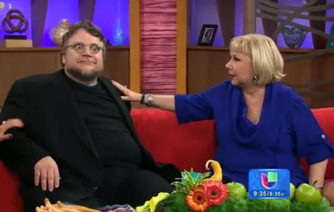 Un sillón no aguantó con Cristina y Guillermo del Toro
