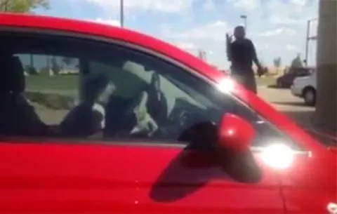 Video: Hombre pilla a viejita que le pide limosnas manejando auto del año