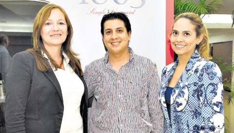Degustación de vinos en el club Avicu