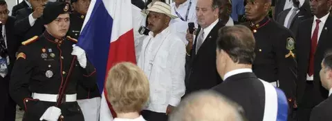 Izada del Pabellón Nacional