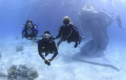 Bahamas coloca en sus aguas la mayor escultura sumergida del mundo