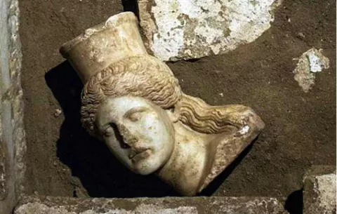 Encuentran los primeros restos mortales en la tumba de Anfípolis en Grecia