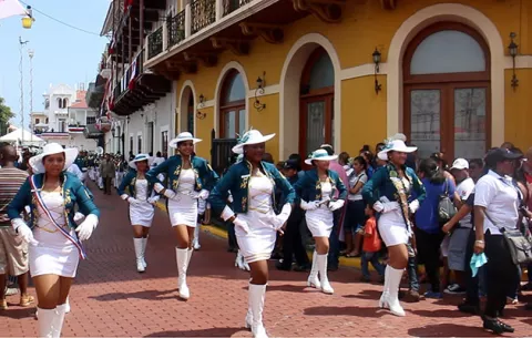 VIDEO Los desfiles de los colegios en el Casco Viejo durante las #fiestaspatrias