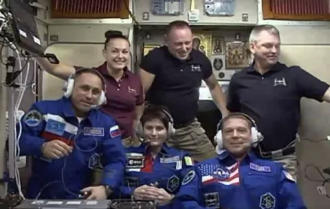 VIDEO Primera cosmonauta italiana llega a Estación Espacial Internacional