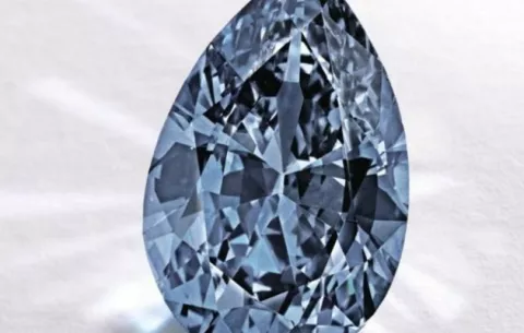 Diamante azul obtiene precio récord en subasta 