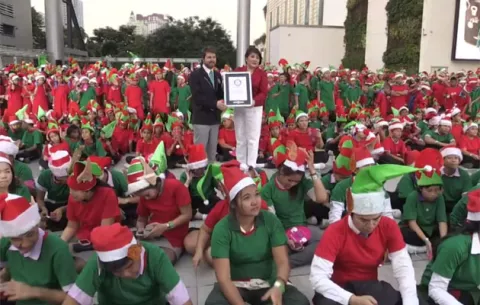 ¿Quién tiene más espíritu navideño? Estos 1762 duendes rompieron récord Guinness