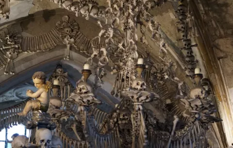 Destino turístico macabro: Iglesia llena de objetos hechos de huesos