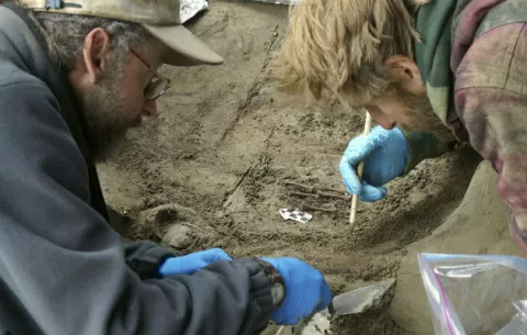 Descubren en Alaska los restos de dos bebés enterrados en última glaciación
