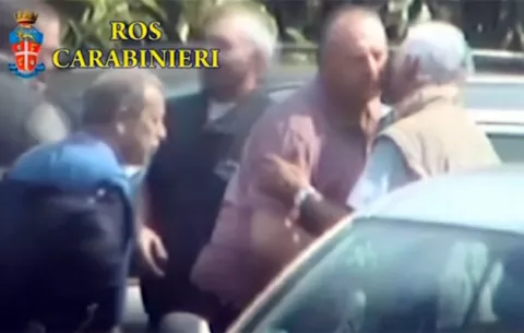 VIDEO Graban ritos de los mafiosos en operación que arrestó a 40