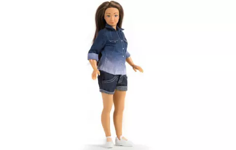 Una muñeca realista planta cara a la Barbie