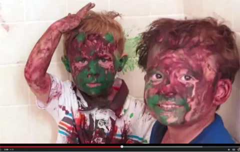 VIDEO VIRAL El cómico momento que un padre pilló a sus 2 hijos pequeños con reguero de pintura