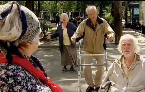 Video de broma de ancianos cruzando una calle