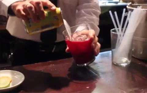 VIDEO Receta de un coctel de vino tradicional en España