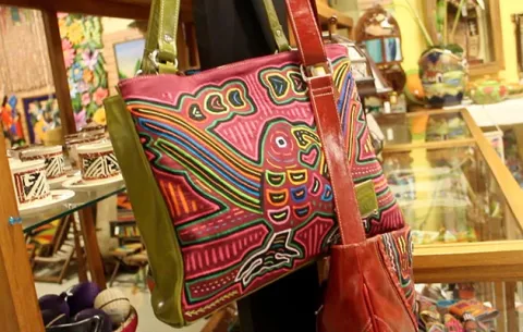 Las molas, queridas por otra patria: Video de tienda de artesanías