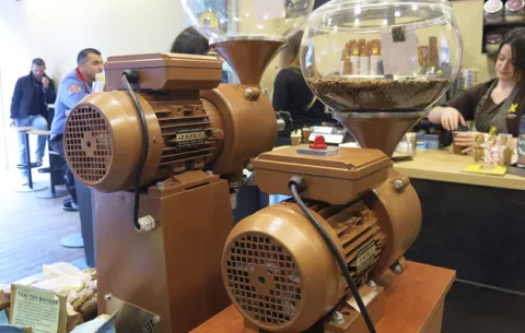 El "café griego", a punto de sucumbir ante la globalización del paladar