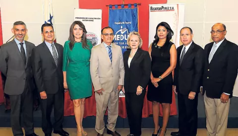 Ricardo Pérez S.A. y el Meduca entregan certificados