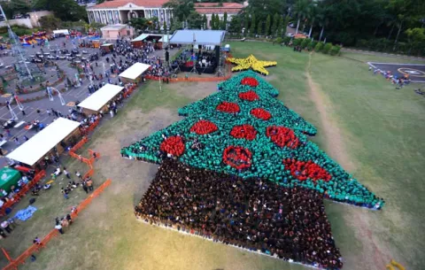 El árbol de navidad humano más grande