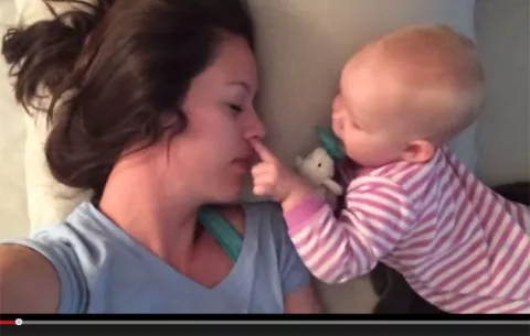 VIDEO Lo lindo que es (no) dormir con tu bebé