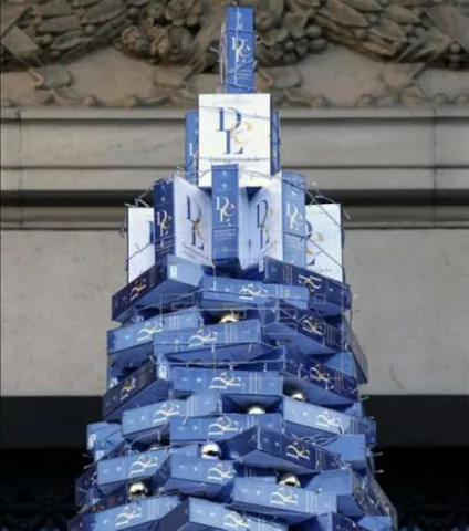 La RAE felicita las Navidades con un original árbol de mil diccionarios