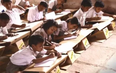 Video: Escritorios de cartón para escuelas rurales 