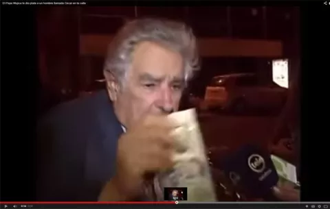 El video del presidente de Uruguay, Mujica dando limosna