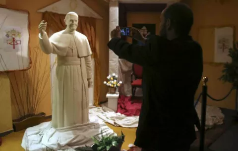 El Papa más dulce en 350 kilos de chocolate blanco
