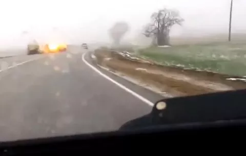 VIDEO Relámpago explota a carro huyendo de policía por robar una iglesia 