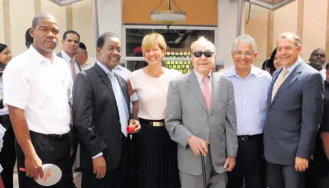 Inauguración de edificio de Pamela Btesh